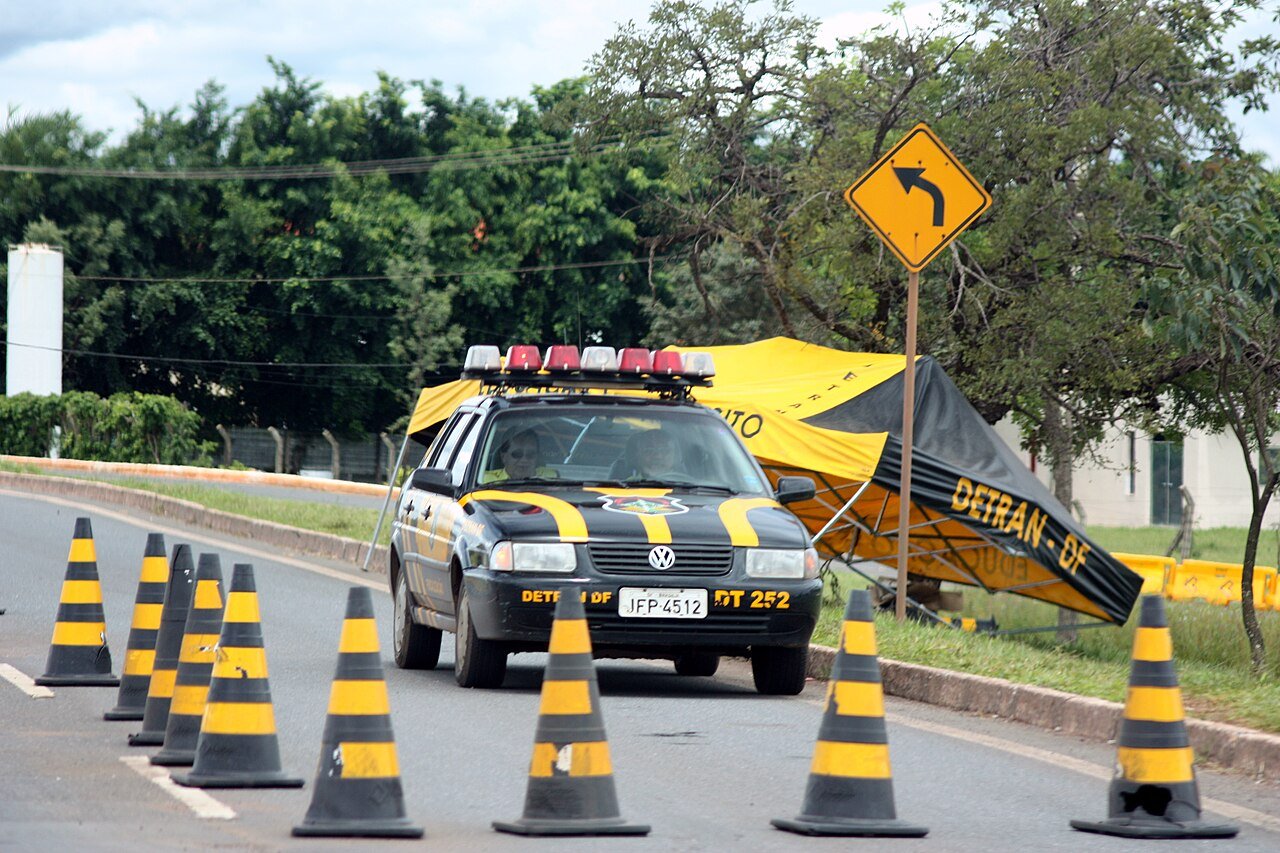 Viatura do Detran-DF em blitz de fiscalização com cones e tenda do órgão à beira da pista