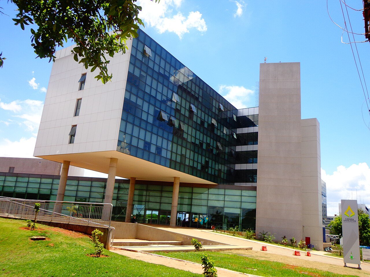 Fachada do edifício da Câmara Legislativa do Distrito Federal em dia de céu azul