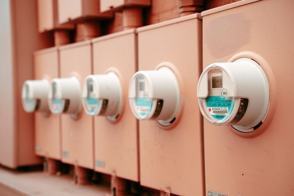 Medidores de energia elétrica enfileirados em parede