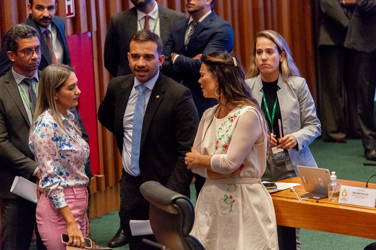 Deputados distritais reunidos no plenário da Câmara Legislativa do Distrito Federal