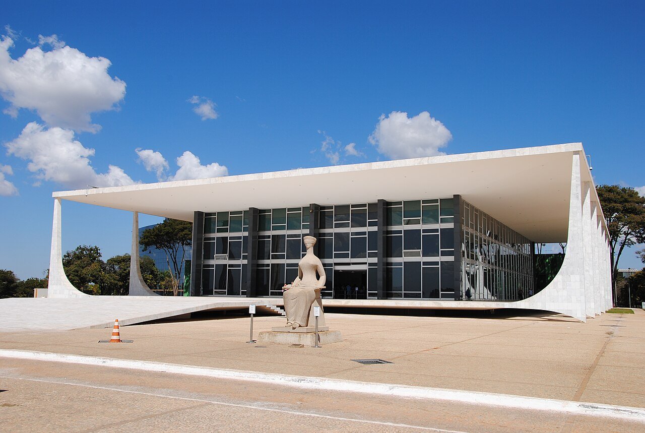 Fachada do edificio do Supremo Tribunal Federal em Brasilia com a escultura A Justica em primeiro plano
