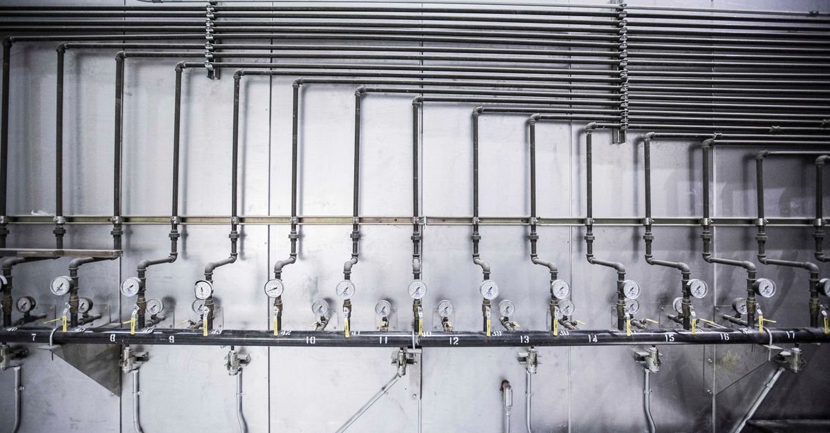 Tubulações e manômetros de uma central industrial de distribuição de gás