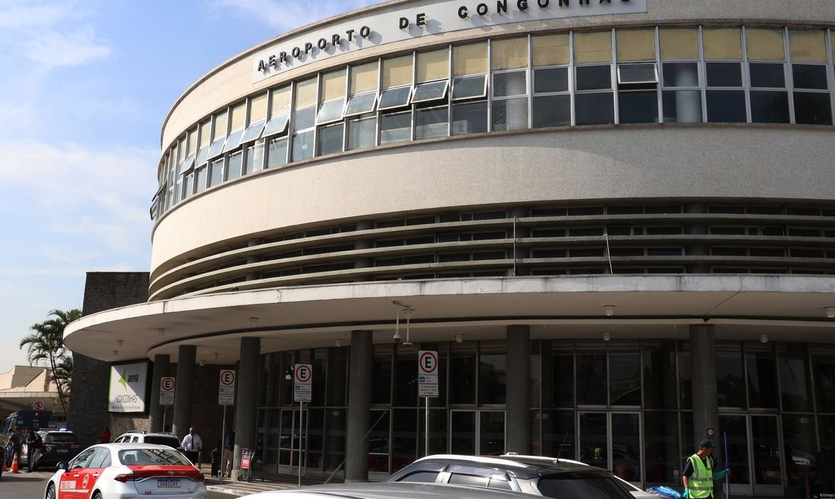 Fachada do terminal do Aeroporto de Congonhas, em São Paulo, com o letreiro em destaque