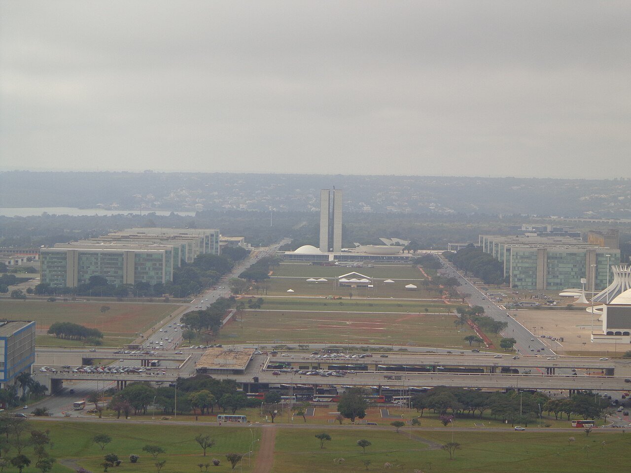 Vista aerea da Esplanada dos Ministerios, em Brasilia, com o Congresso Nacional ao fundo em dia nublado