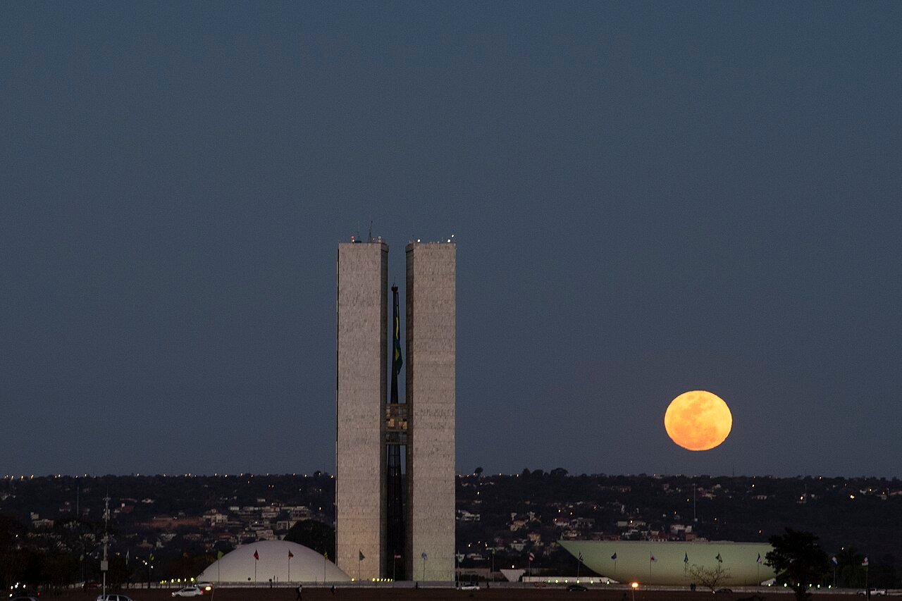 Fachada do Congresso Nacional, em Brasilia, ao entardecer