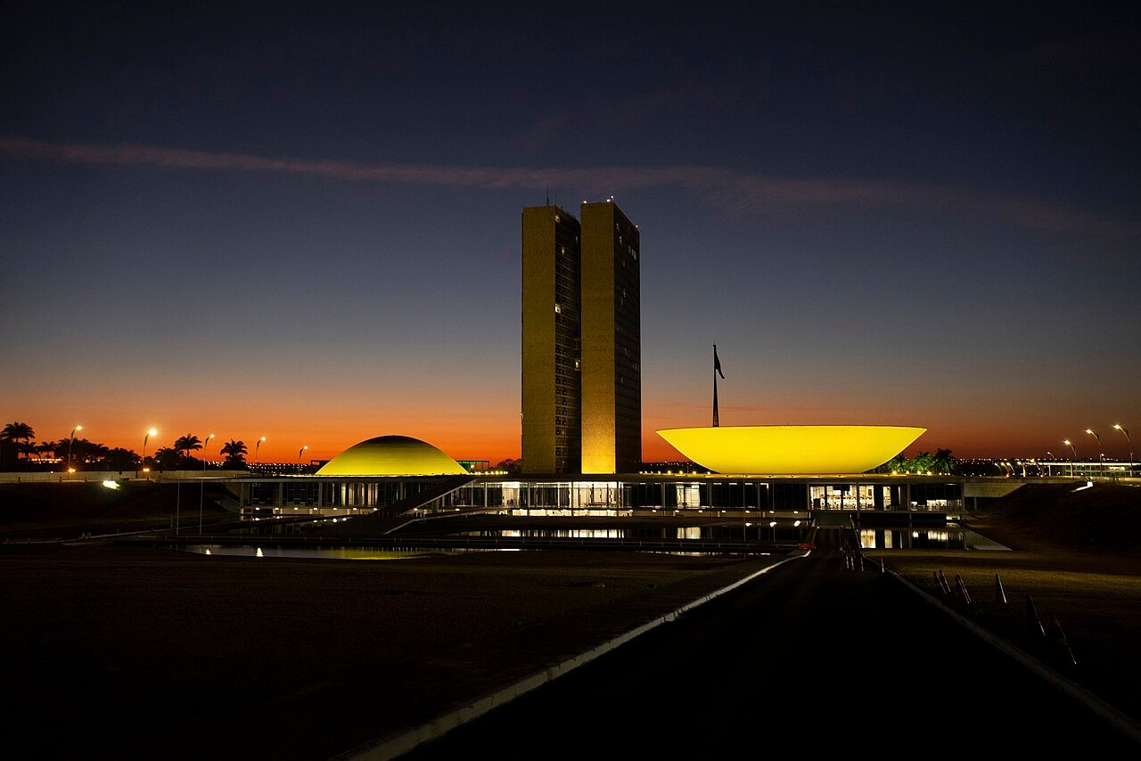 Fachada do Congresso Nacional, em Brasília, iluminada ao entardecer