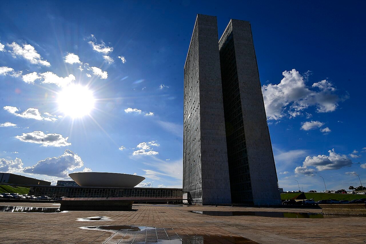 Fachada do Congresso Nacional em Brasília em dia de céu azul