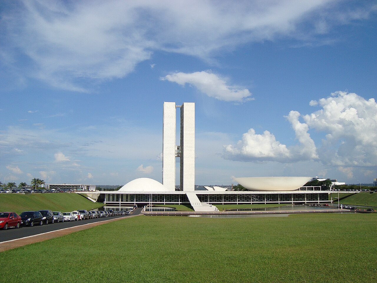 Congresso Nacional em Brasília visto do gramado do Eixo Monumental, com as duas torres e as cúpulas do Senado e da Câmara
