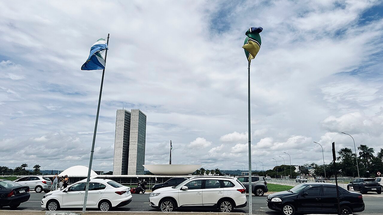 Vista do Congresso Nacional, em Brasília, com bandeiras hasteadas em primeiro plano