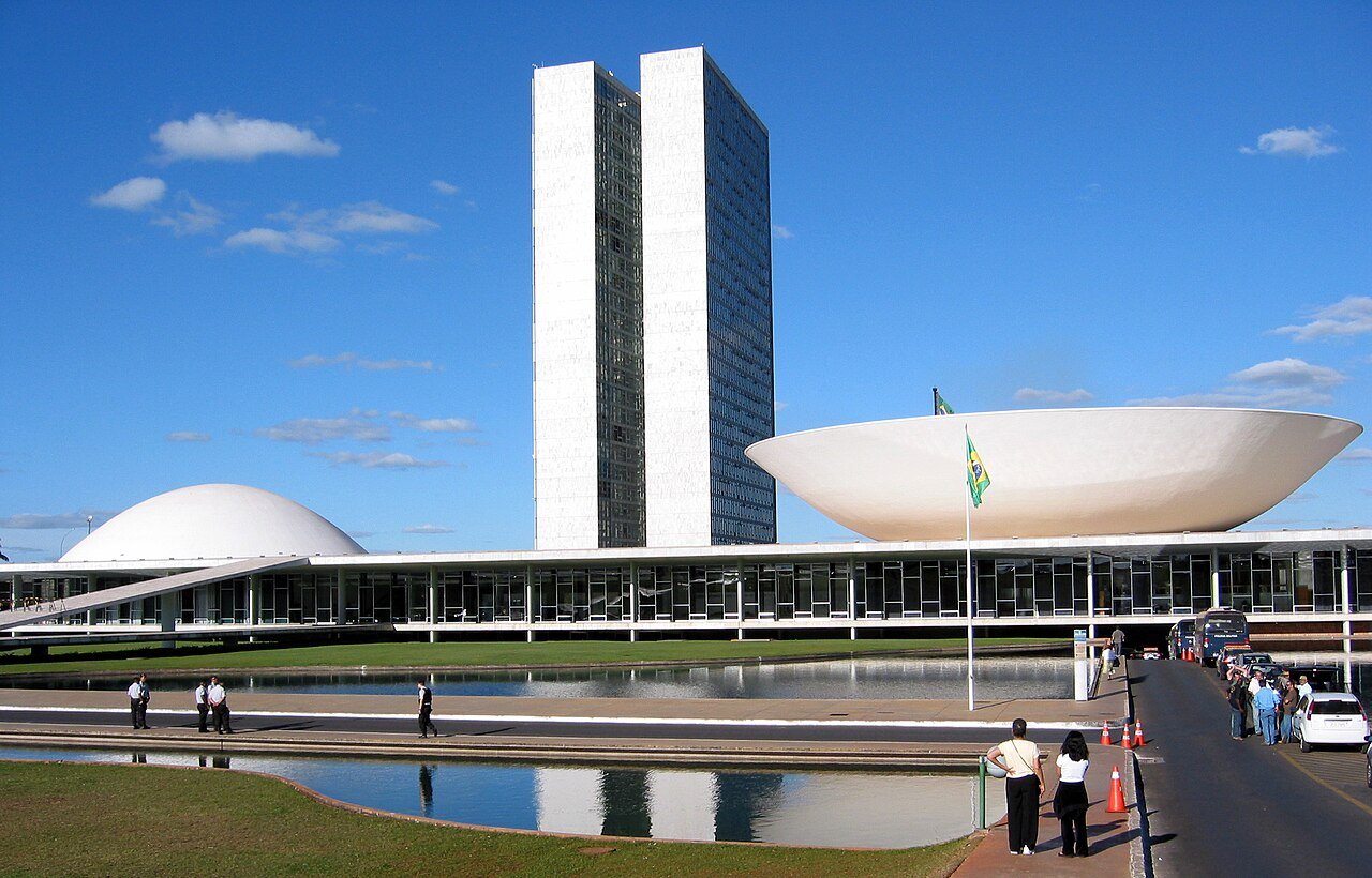 Vista do Congresso Nacional, em Brasília, com as duas torres e as cúpulas da Câmara e do Senado