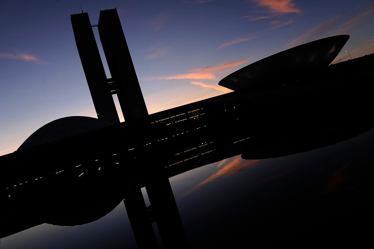 Silhueta das cúpulas e das torres do Congresso Nacional ao entardecer, em Brasília
