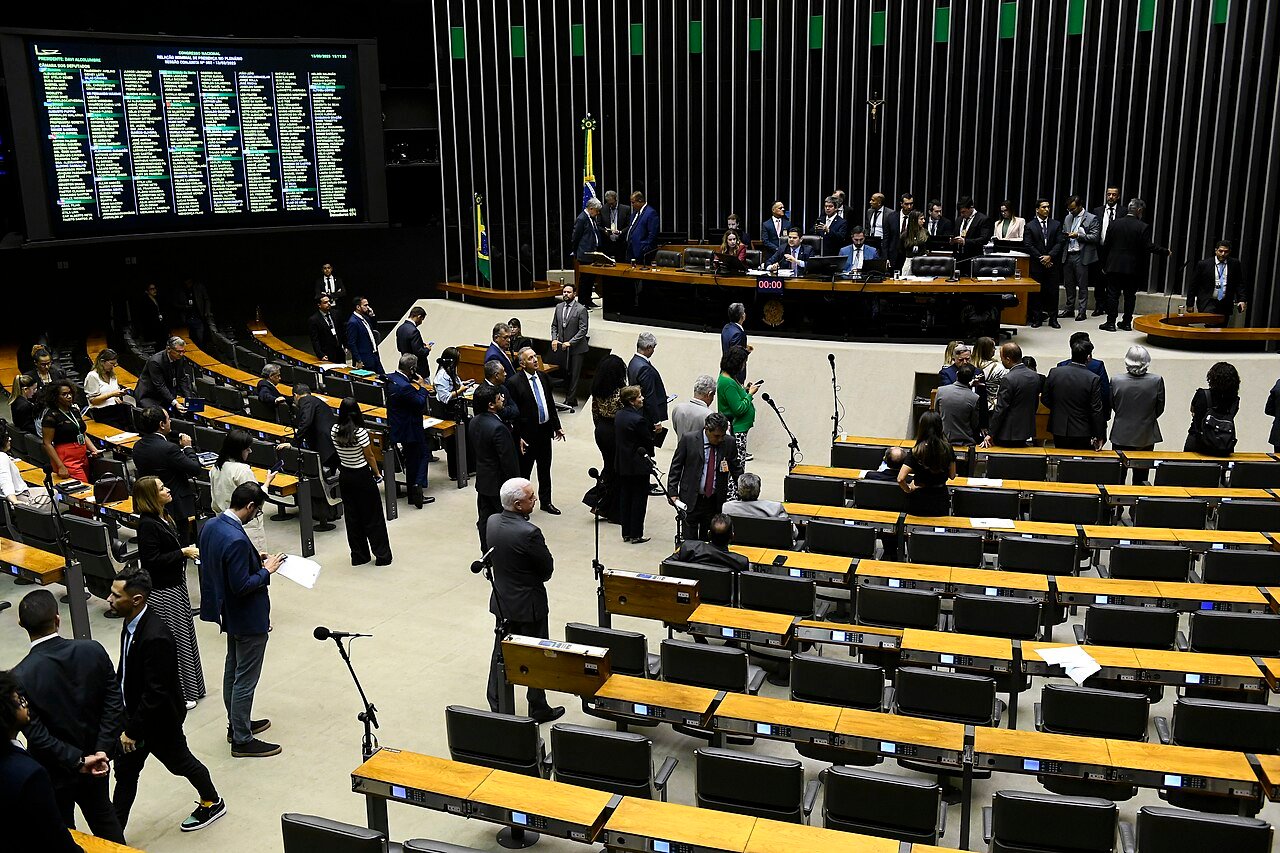 Plenário da Câmara dos Deputados durante sessão conjunta do Congresso Nacional, com painel de votação ao fundo