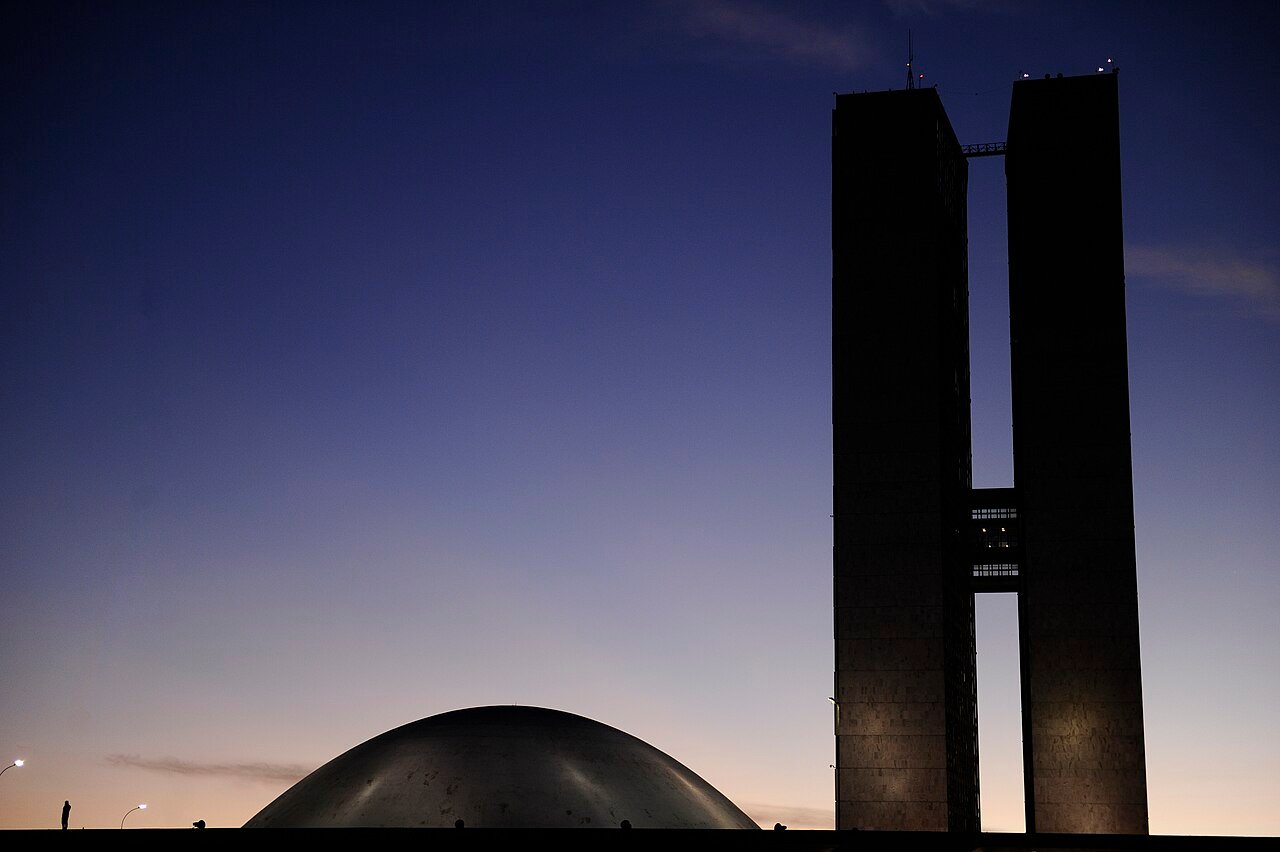 Cúpula e torres do Congresso Nacional recortadas contra o céu no fim da tarde