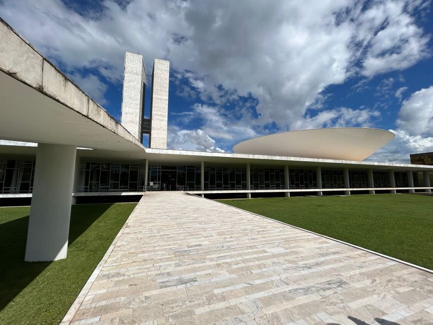 Fachada do Congresso Nacional com as torres e a cúpula do Senado sob céu azul