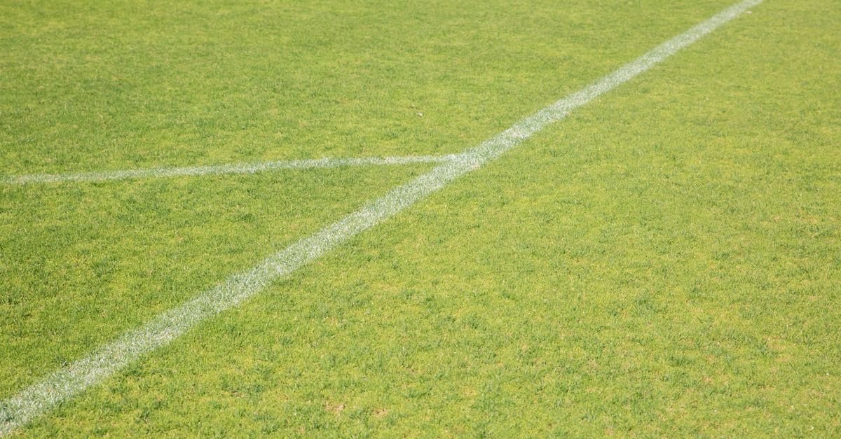 Gramado de campo de futebol com marcações brancas
