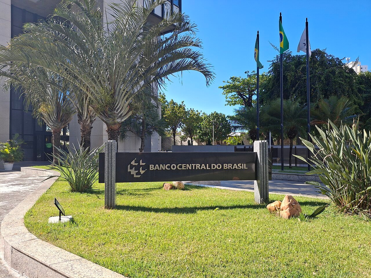 Placa com o nome e o logotipo do Banco Central do Brasil na entrada de um edifício da autoridade monetária
