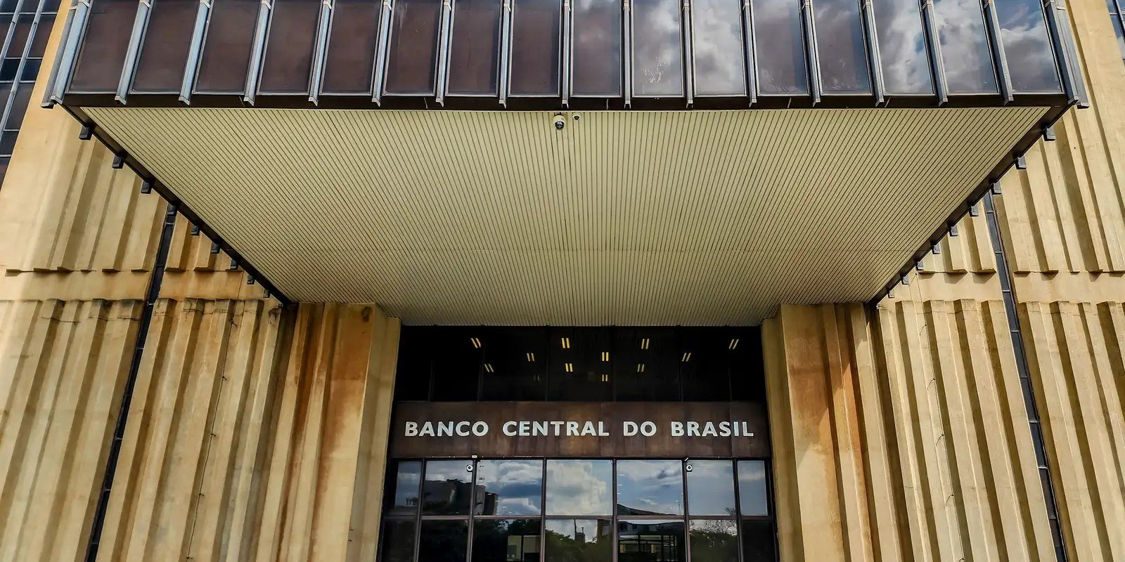 Fachada do edifício-sede do Banco Central do Brasil, em Brasília, com o nome da instituição na entrada