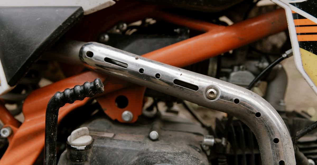 Detalhe do escapamento e do motor de uma motocicleta em close