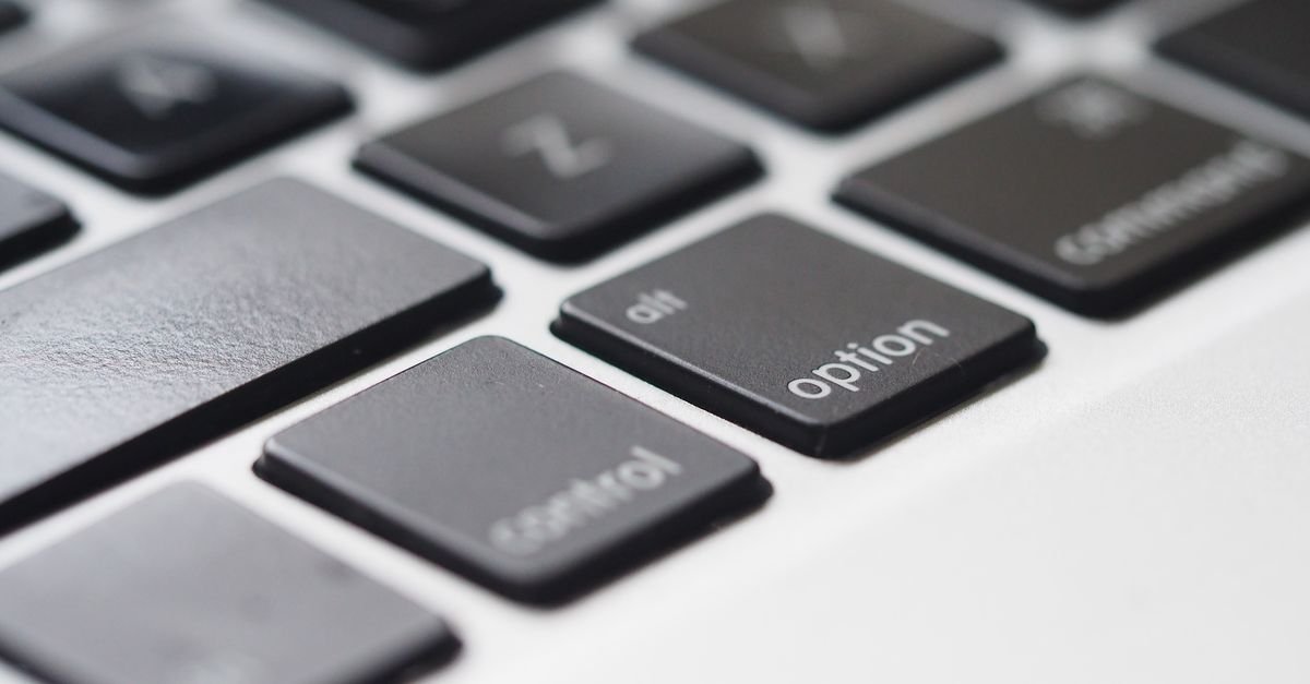 Teclado de computador em closeup, com as teclas em foco