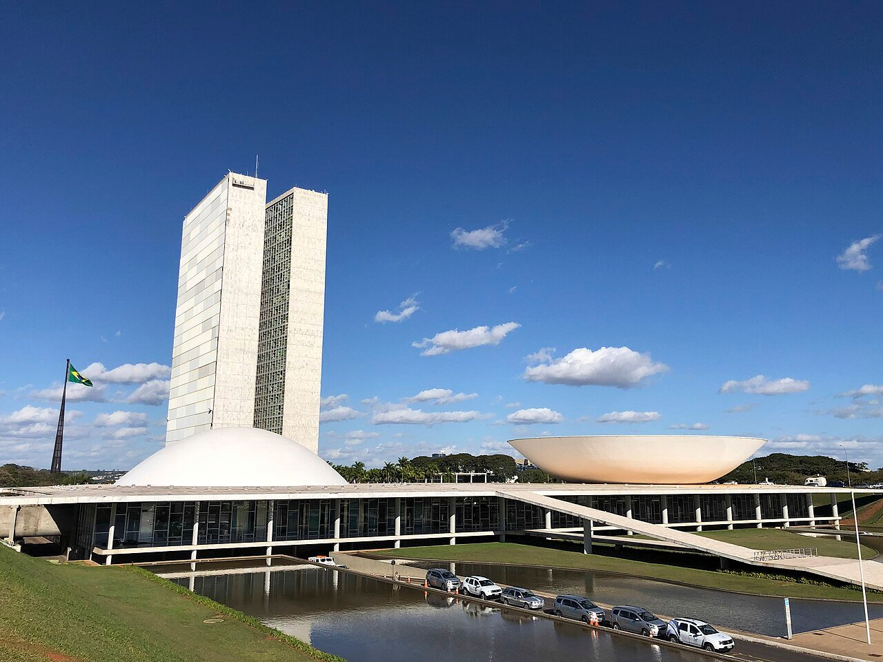 Fachada do Congresso Nacional, em Brasília, com a bandeira do Brasil hasteada