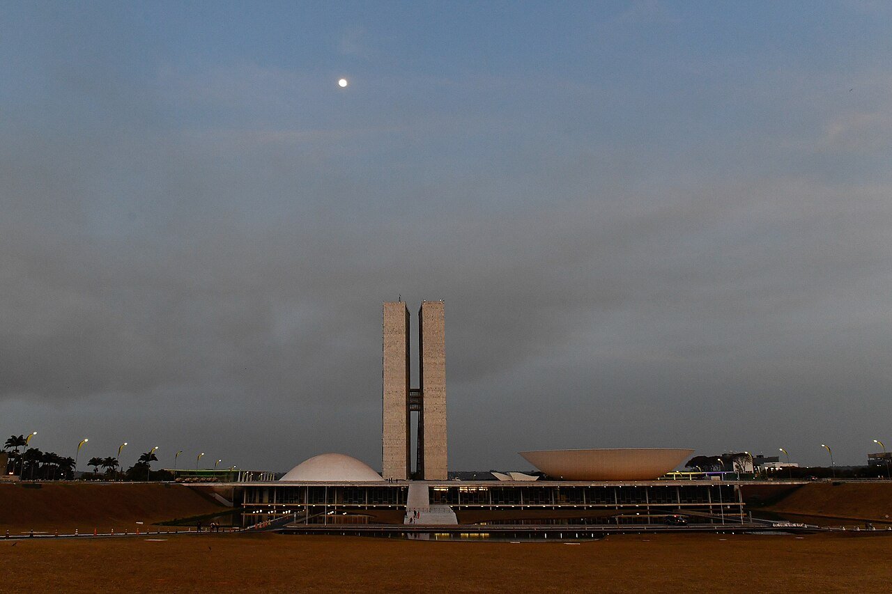 Fachada do Palacio do Congresso Nacional em Brasilia ao entardecer, com as duas cupulas e as torres gemeas