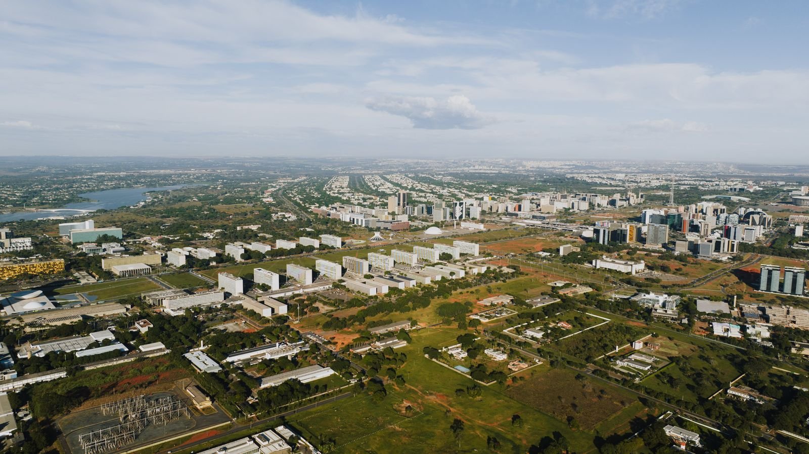 Vista aérea da Esplanada dos Ministérios e do Eixo Monumental, em Brasília