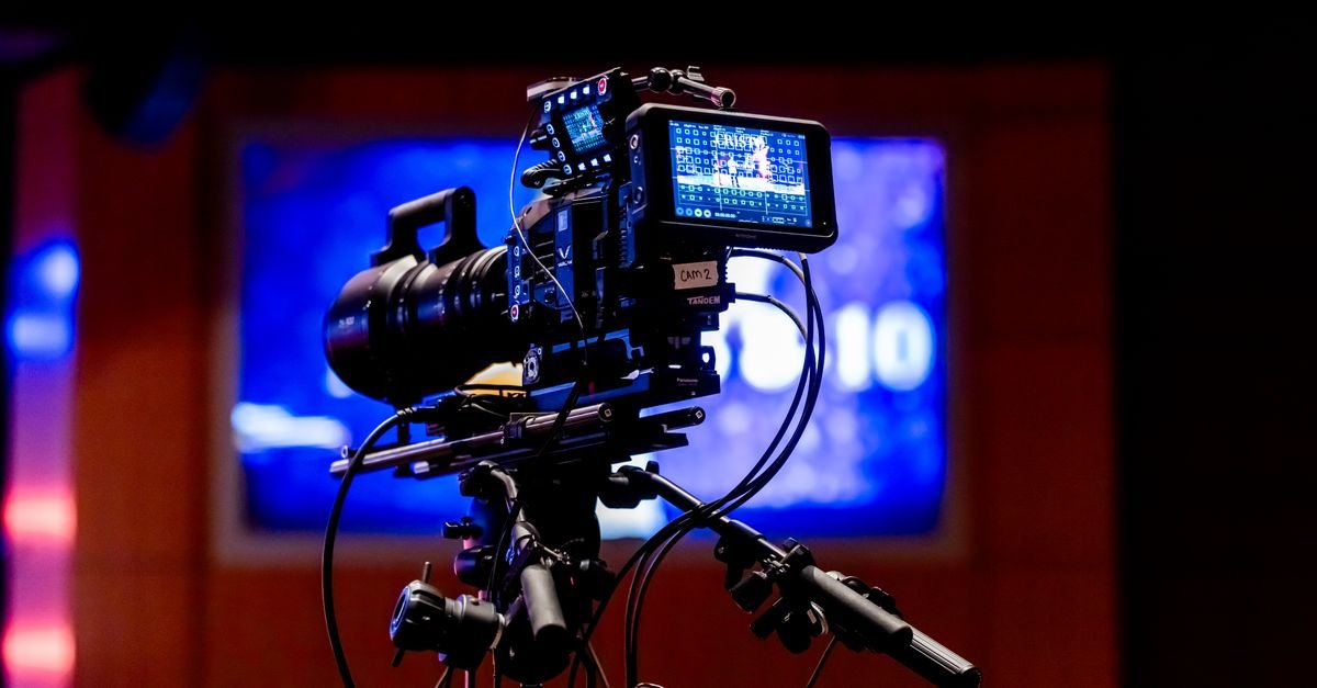 Câmera profissional de televisão posicionada em estúdio de gravação