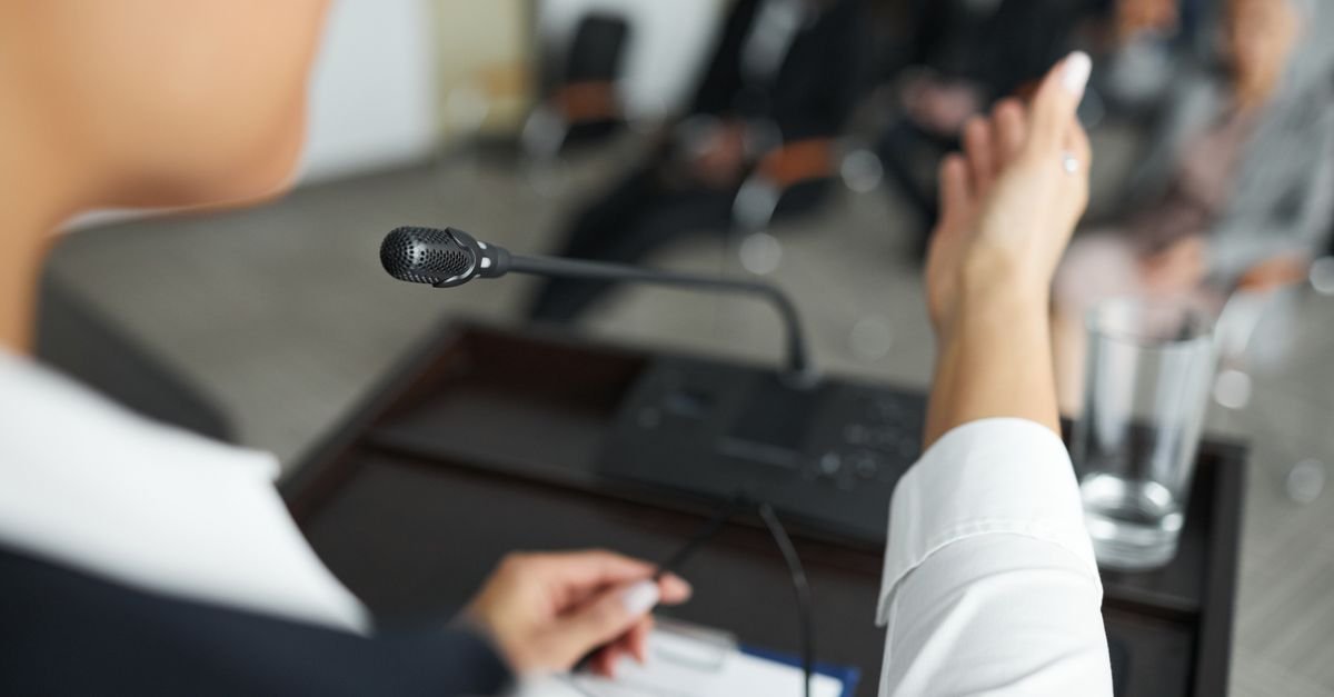 Microfone de mesa em púlpito durante fala em auditório
