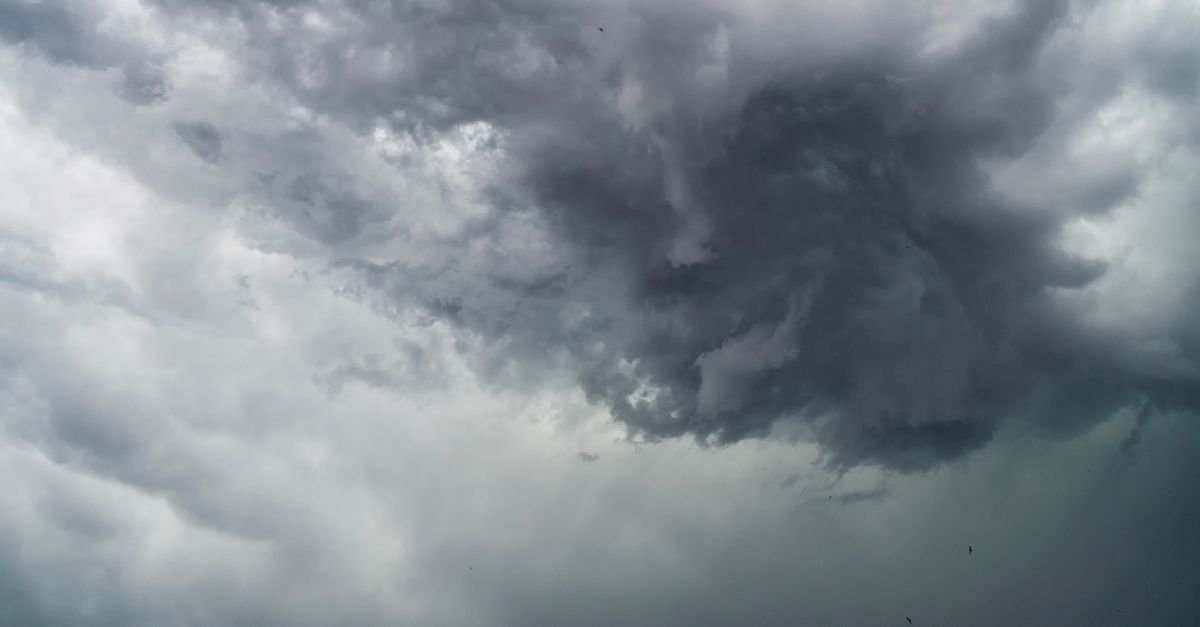 Nuvens escuras e densas de tempestade ocupando todo o céu