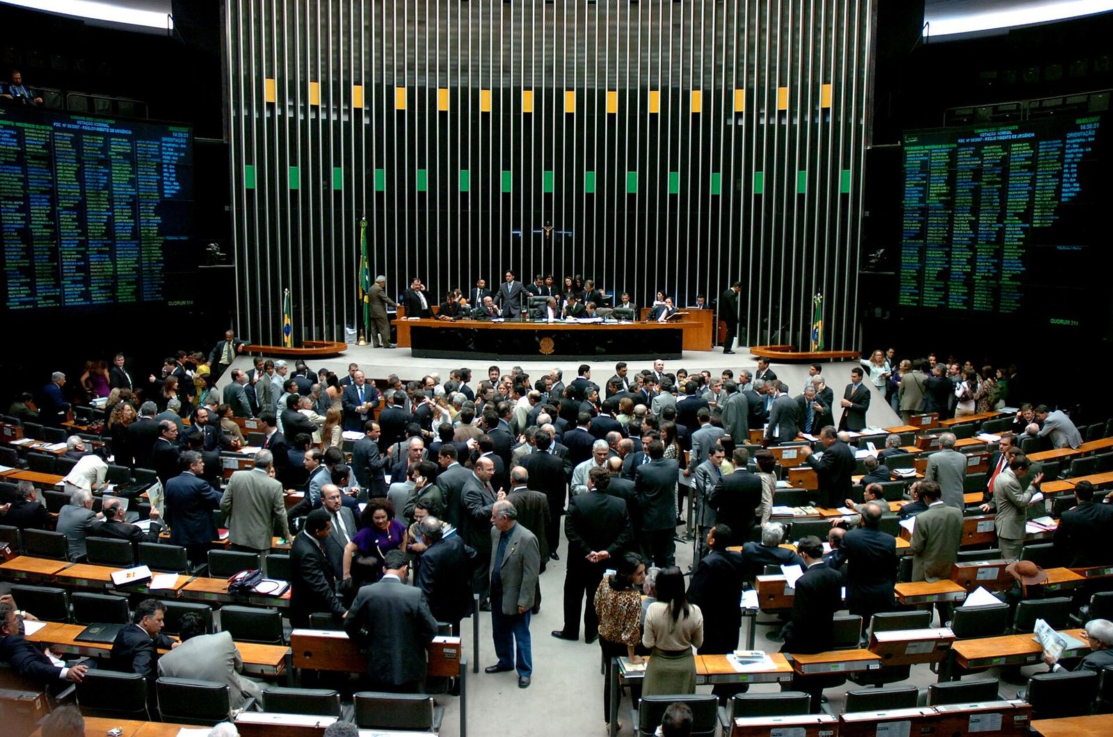 Deputados reunidos no plenário da Câmara dos Deputados durante votação