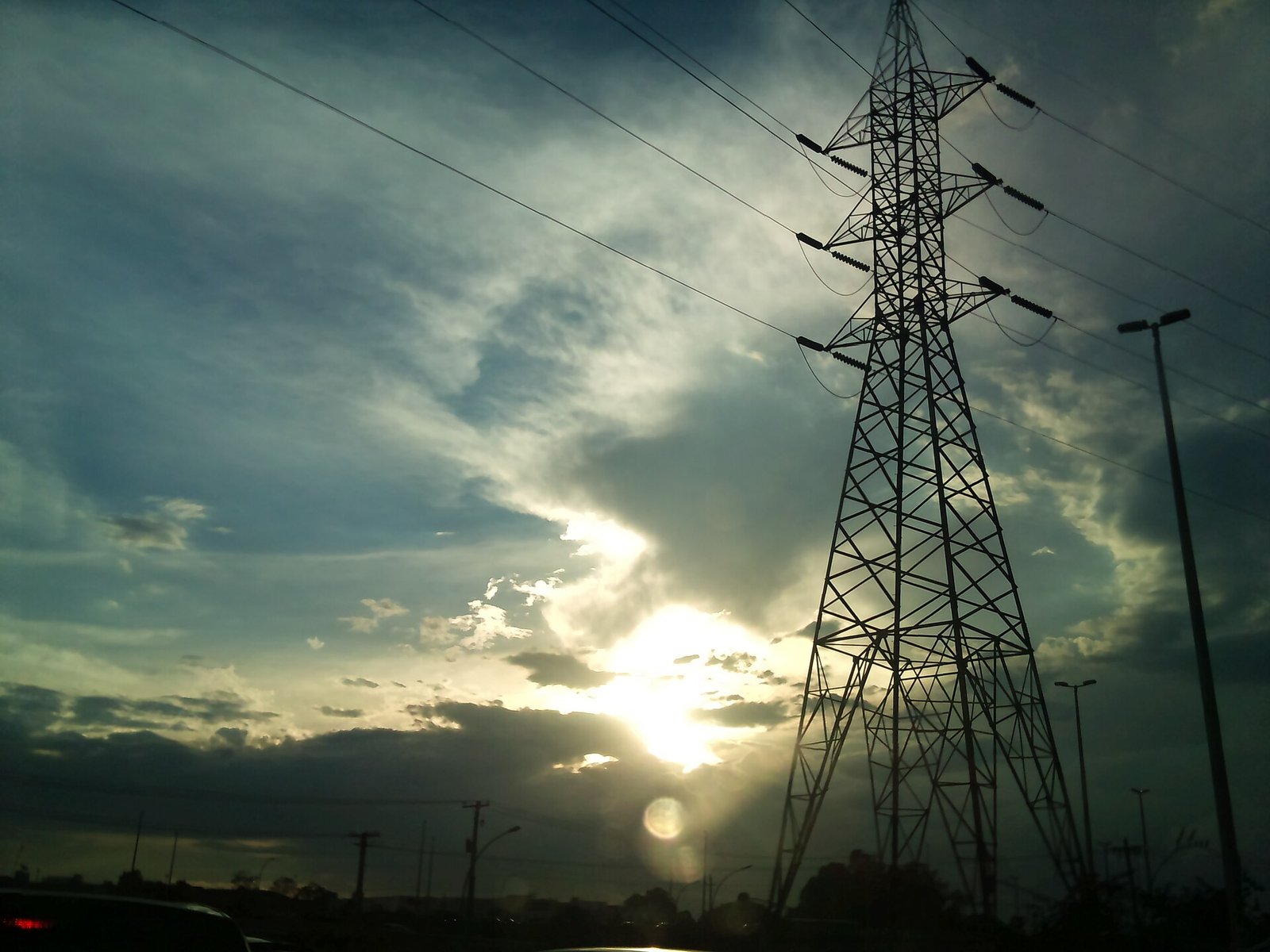 Torre de transmissao de energia recortada contra o ceu no fim de tarde em Brasilia