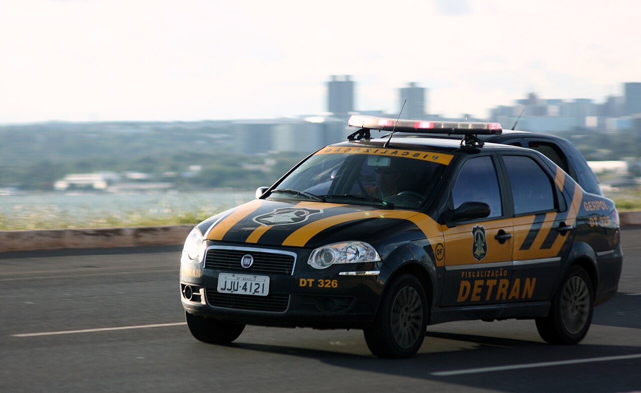 Viatura de fiscalização do Detran-DF trafega em via de Brasília