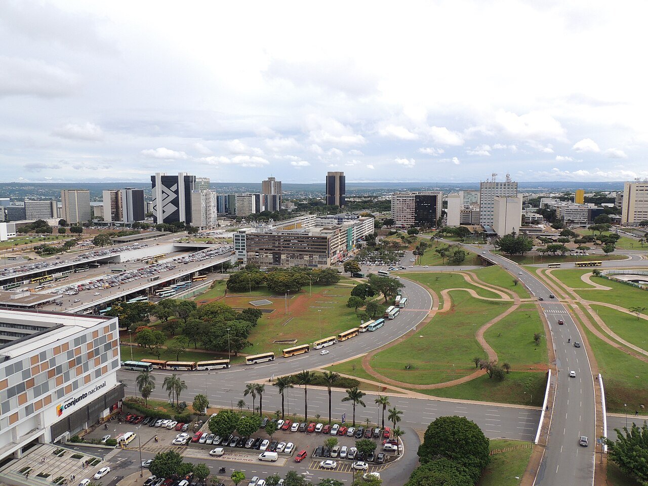Vista aérea do Eixo Monumental com a Rodoviária do Plano Piloto e ônibus nas plataformas
