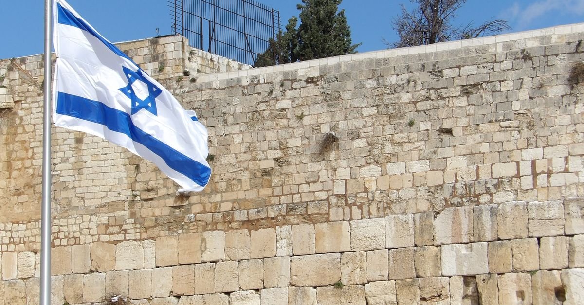 Bandeira de Israel tremula diante do Muro das Lamentações, em Jerusalém