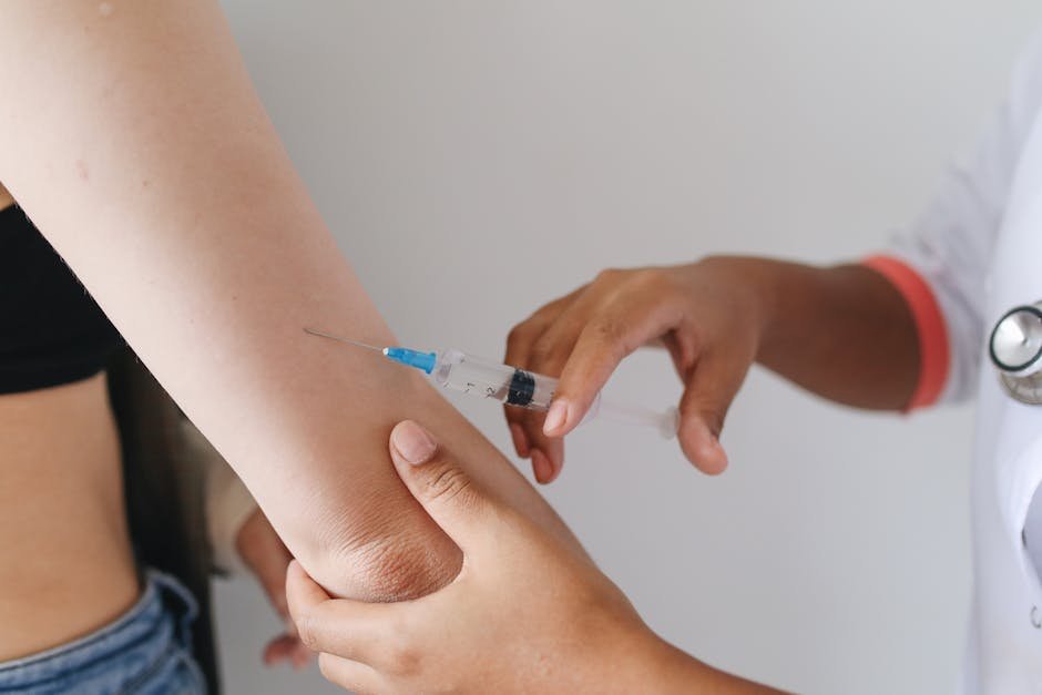 Profissional de saúde aplicando vacina em paciente