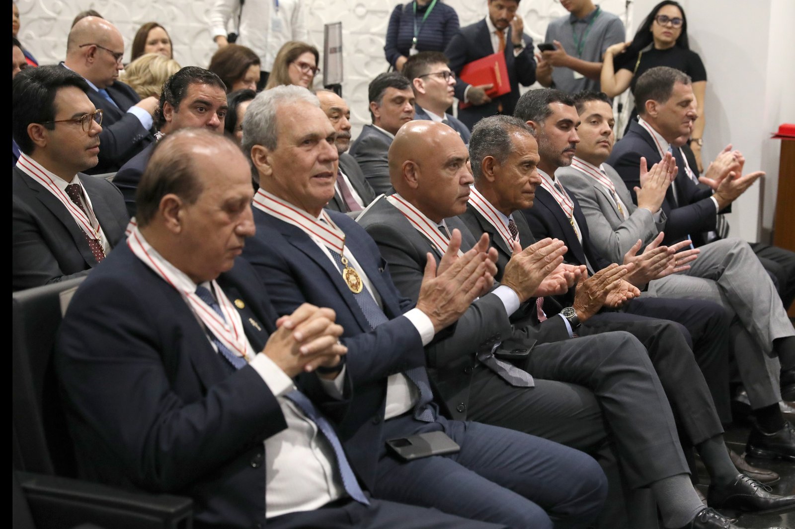 Secretários do GDF recebem Medalha do Mérito Eleitoral em homenagem no TRE-DF