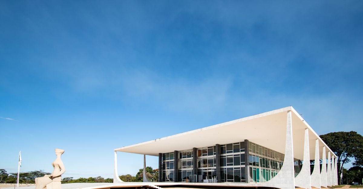 Modernist architecture of Supreme Federal Court, Brasília under clear blue skies.