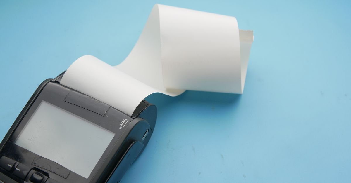 Maquininha de cartão com bobina de papel térmico, ilustrando a emissão de documentos fiscais