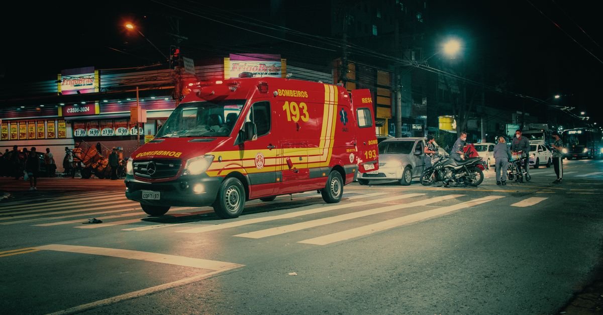 Ambulância do Corpo de Bombeiros durante atendimento de acidente de trânsito à noite