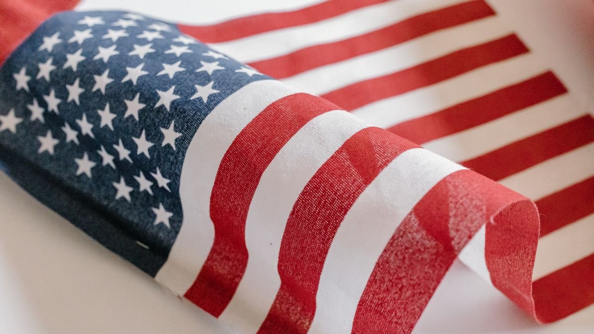 Bandeira dos Estados Unidos em tecido sobre fundo claro