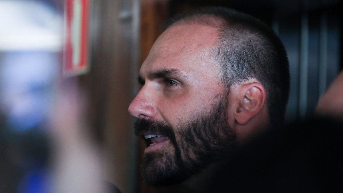 Eduardo Bolsonaro de perfil durante evento