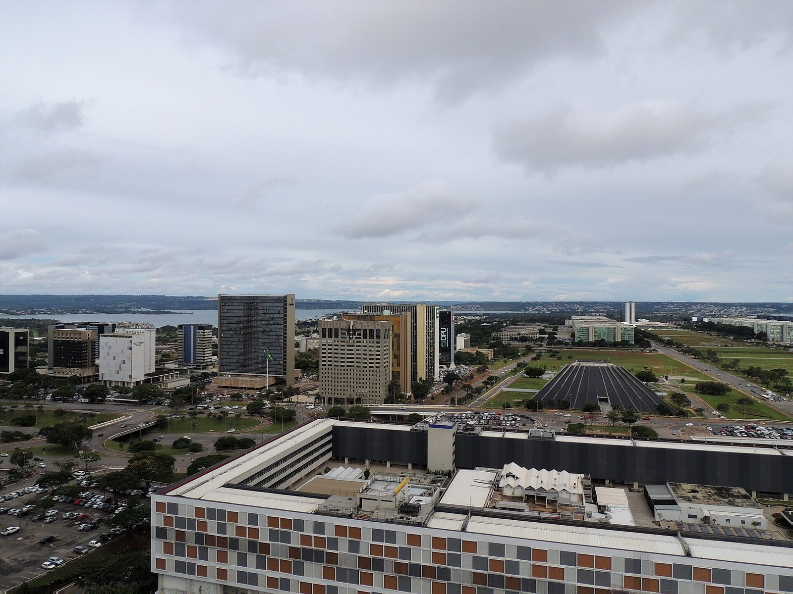 Eixo Monumental com o Congresso Nacional ao fundo, em Brasília