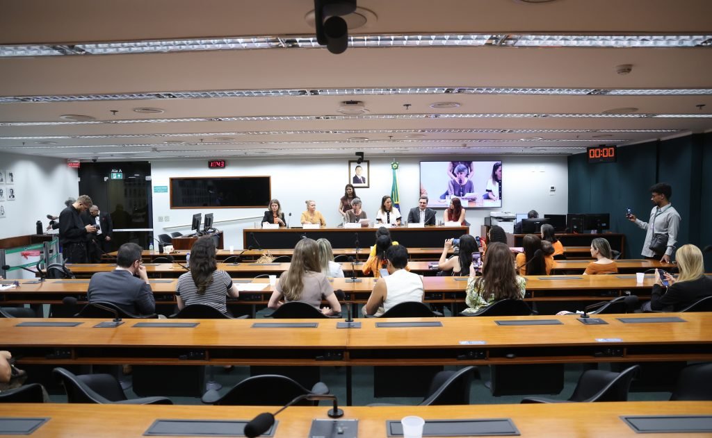 Mesa da audiência pública sobre doenças raras e condições crônicas na Comissão de Direitos Humanos da Câmara