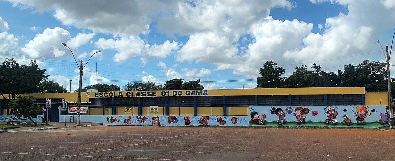 Fachada da Escola Classe 01 do Gama, com muro pintado e letreiro amarelo