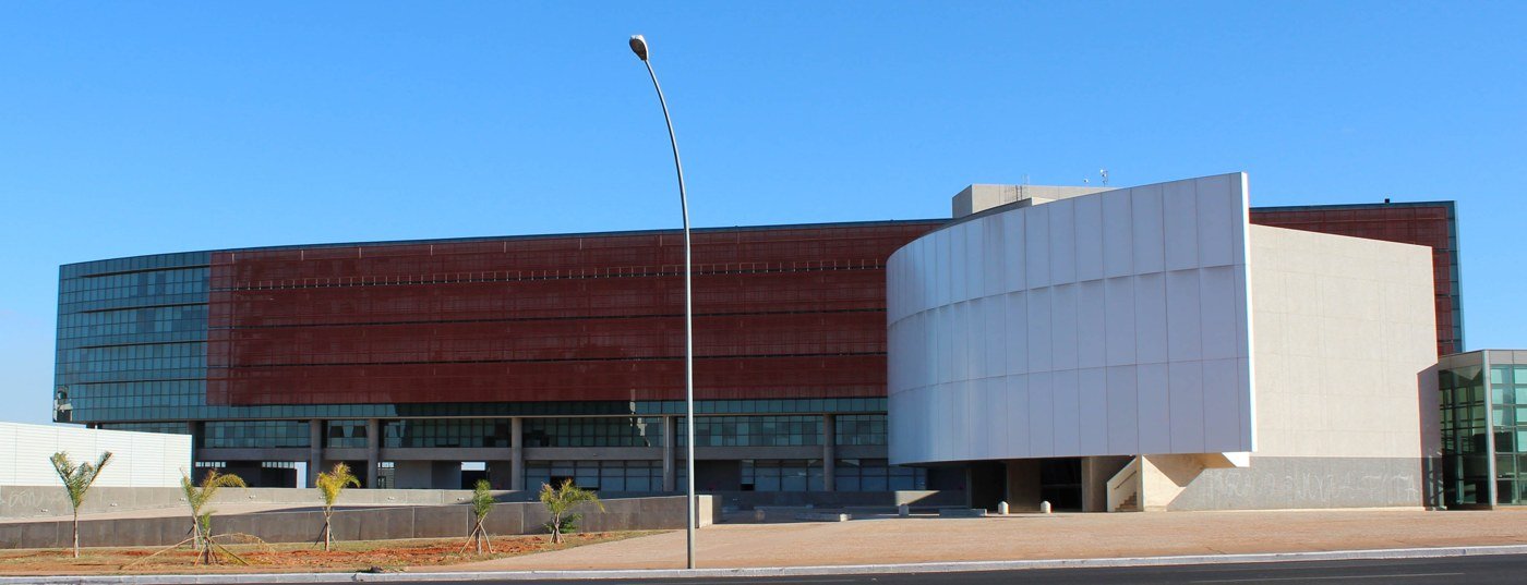 Fachada do prédio da Câmara Legislativa do Distrito Federal sob céu azul