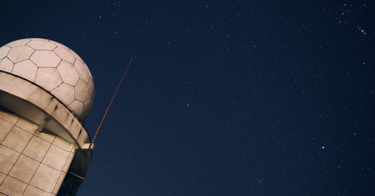 Cúpula de observatório astronômico sob céu estrelado