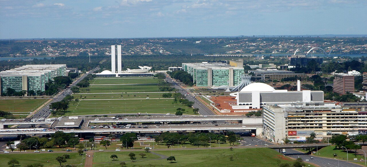 Vista aérea da Esplanada dos Ministérios, em Brasília, com os blocos ministeriais alinhados dos dois lados do gramado central
