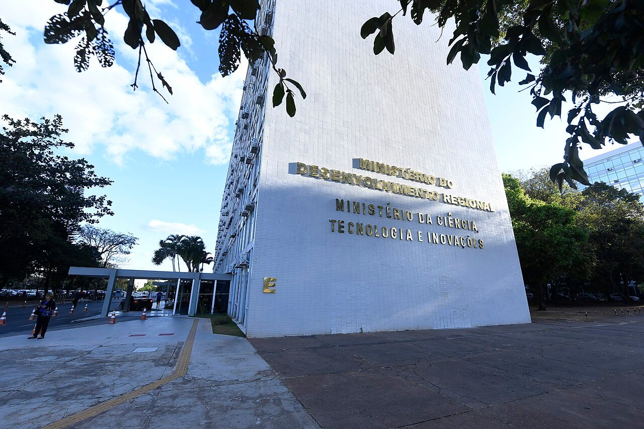 Fachada de um dos blocos da Esplanada dos Ministérios, em Brasília, com as inscrições do Ministério do Desenvolvimento Regional e do Ministério da Ciência, Tecnologia e Inovações