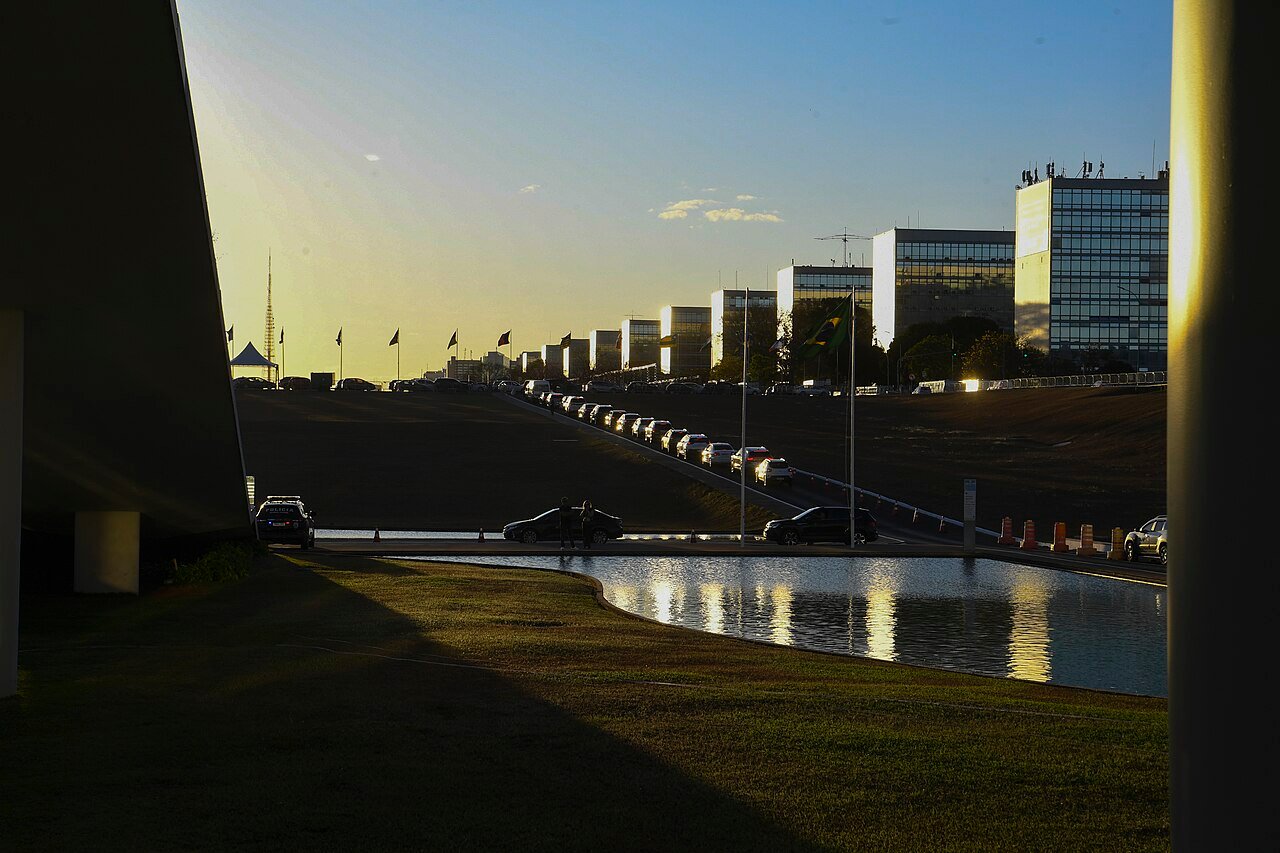 Vista da Esplanada dos Ministerios em Brasilia no fim da tarde, com os predios ministeriais e a bandeira do Brasil