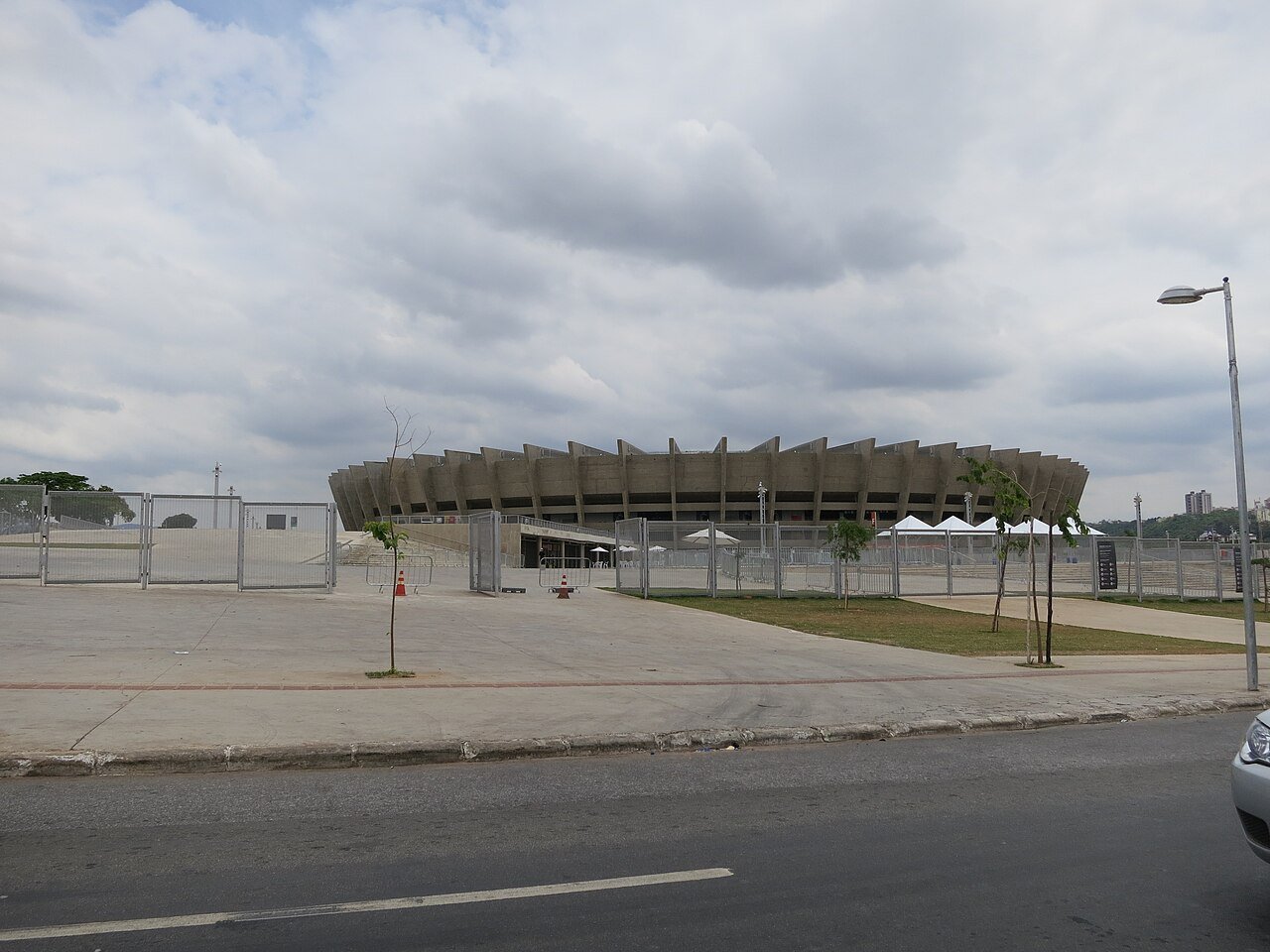 Vista externa do estádio Mineirão, em Belo Horizonte, em dia nublado
